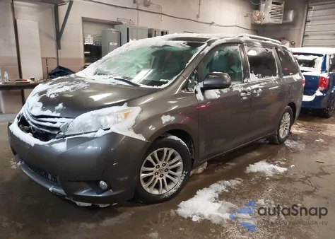 2013 Toyota Sienna Xle V6 8 Passenger z USA, uszkodzony, nr VIN 5TDYK3DCXDS375822